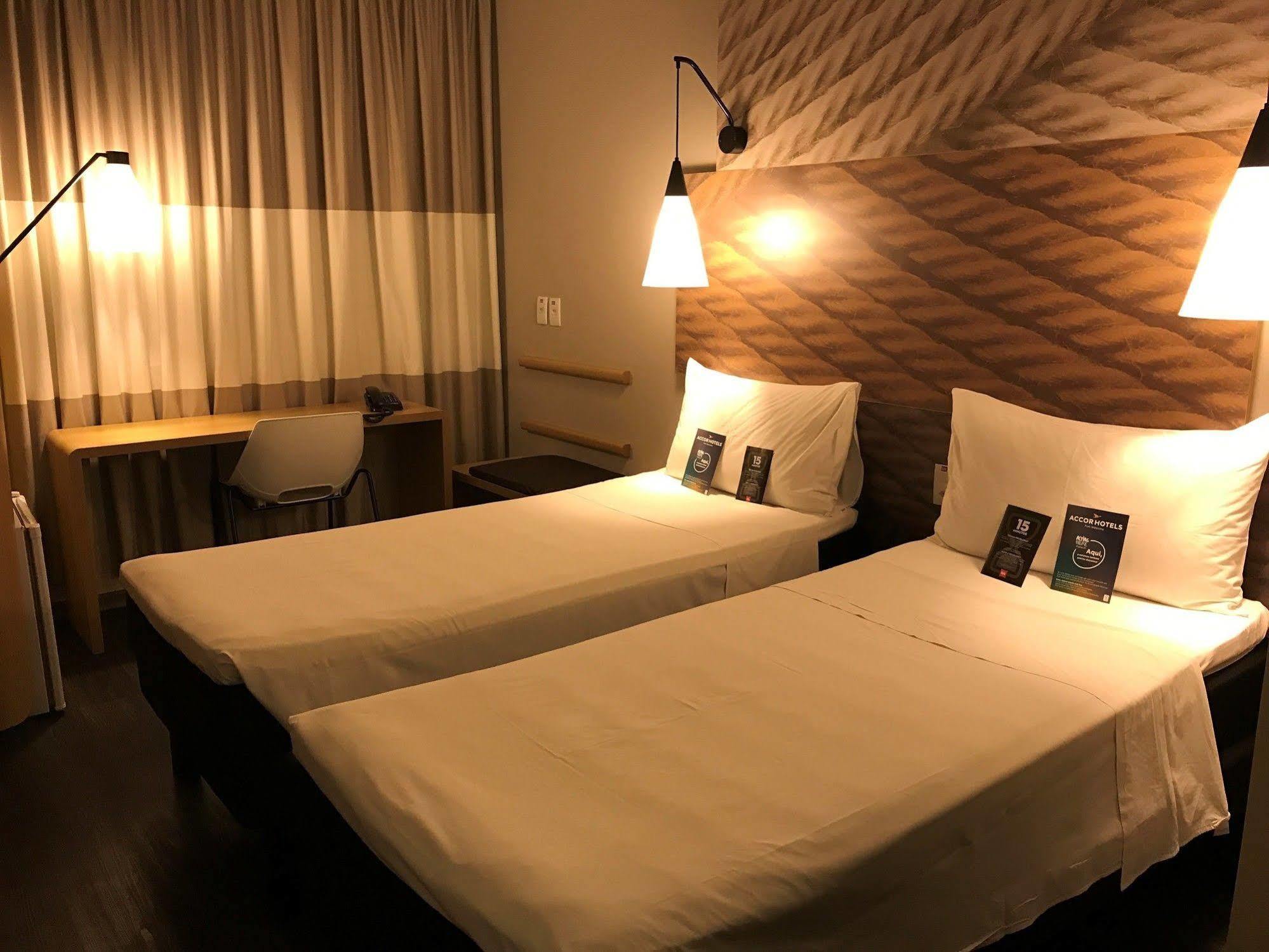 ホテル Ibis Navegantes Itajaí エクステリア 写真
