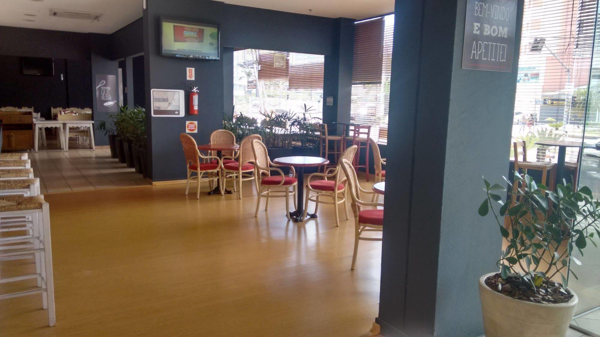 ホテル Ibis Navegantes Itajaí エクステリア 写真