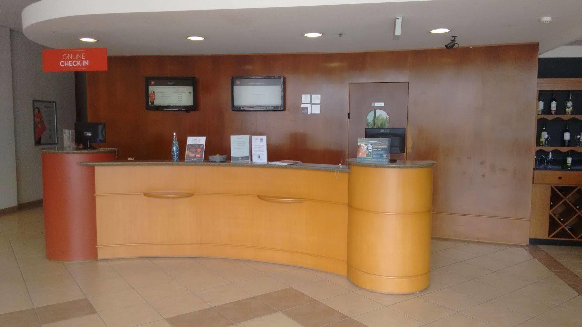 ホテル Ibis Navegantes Itajaí エクステリア 写真