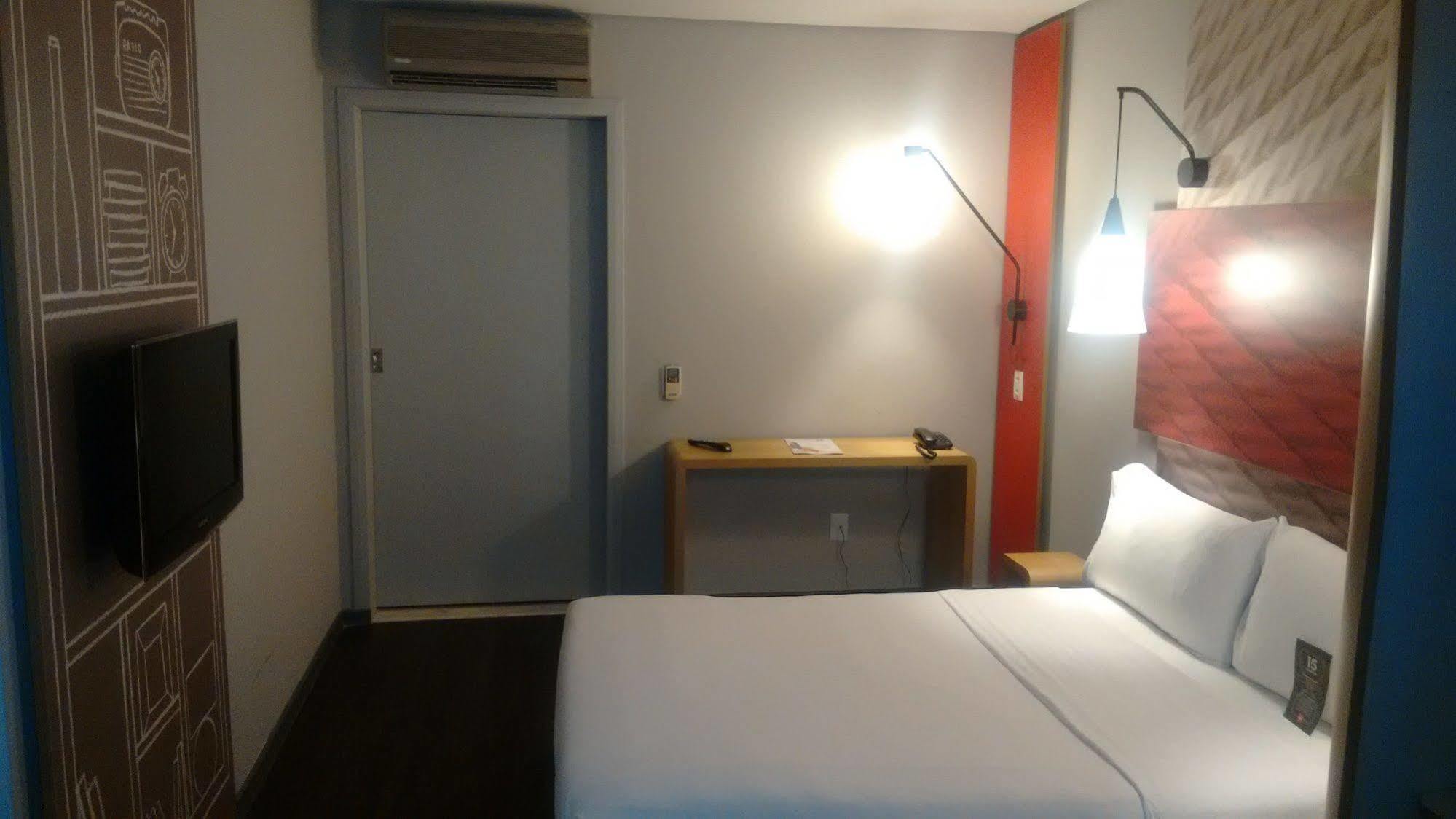 ホテル Ibis Navegantes Itajaí エクステリア 写真